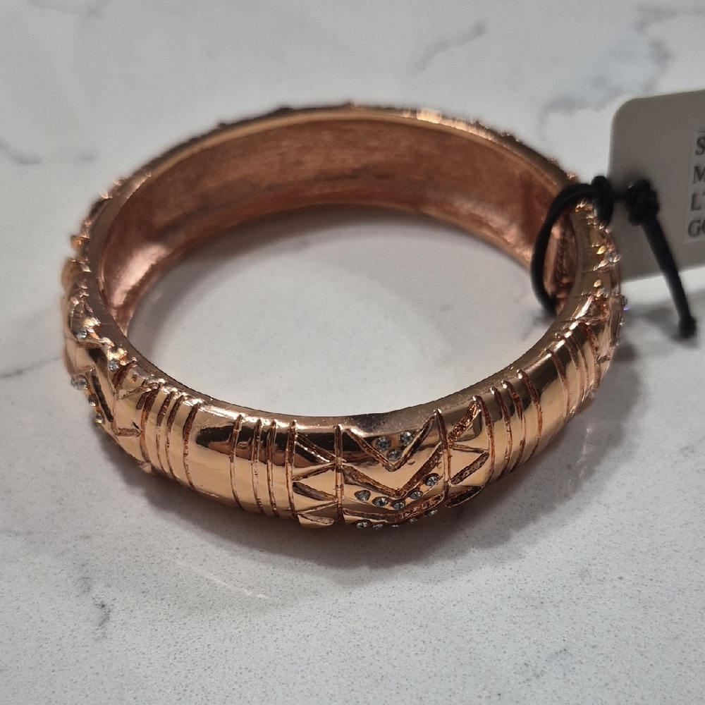 Chic Rose Gold Bracelet with Intricate Design